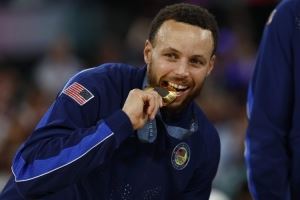 和库里一起重温奥运！勇士官博：他的第一次奥运 第一枚奥运金牌