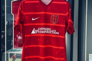 博主：成都蓉城亚冠球衣胸前广告是英文版成都建工