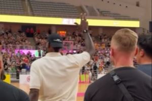 美媒报道詹姆斯交大校园行：当詹姆斯说你好时观众席爆发出欢呼