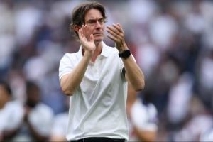 弗兰克：帕利尼亚在中后卫位置踢得非常好 萨尔缺席是预防措施