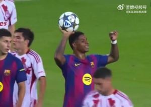 【高情商】梅开二度的拉什福德将比赛用球扔给帽子戏法的费尔明