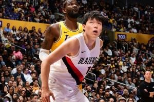 记者:杨瀚森卡位拿篮板表现还不够理想 克林根场上存在感更强